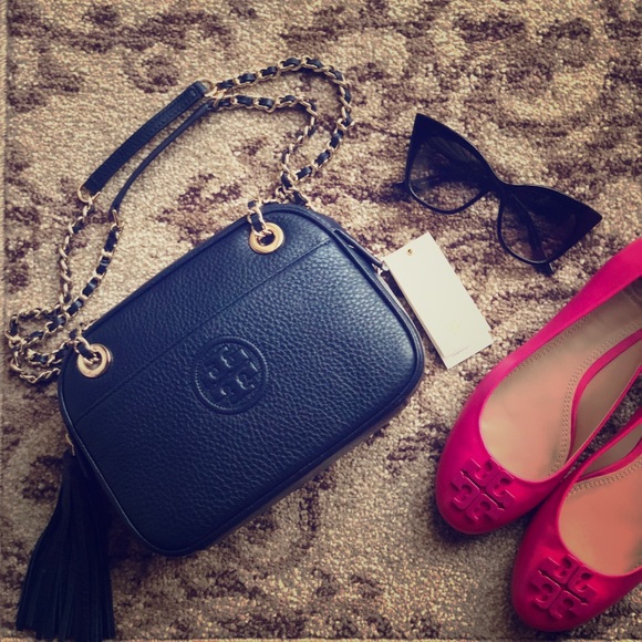 Tory Burch Handbags - Tory Burch Bombe crossbody w/ chain